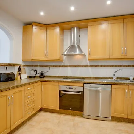 Coastal Apartment-Sleeps 5 Pool Garden Acon Freep * إِستيبونا
