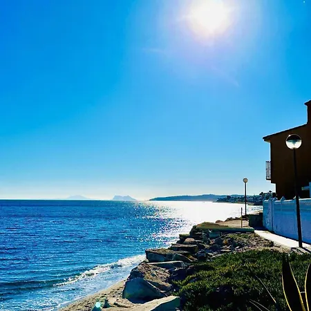 Coastal Apartment-Sleeps 5 Pool Garden Acon Freep شقة *