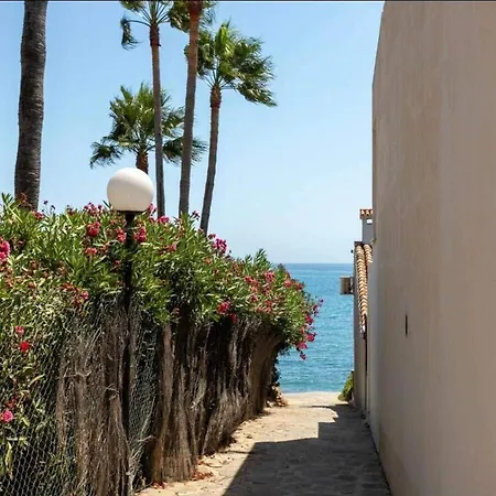 Coastal Apartment-Sleeps 5 Pool Garden Acon Freep شقة *