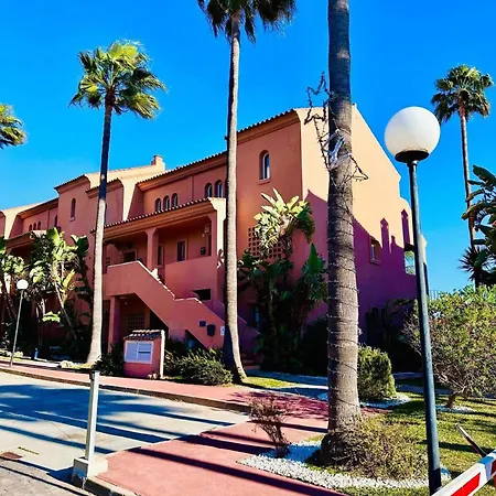 Coastal Apartment-Sleeps 5 Pool Garden Acon Freep شقة *
