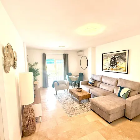 شقة Coastal Apartment-Sleeps 5 Pool Garden Acon Freep إِستيبونا