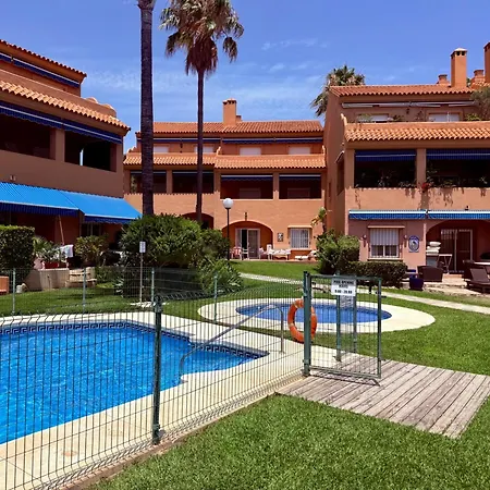 شقة Coastal Apartment-Sleeps 5 Pool Garden Acon Freep إِستيبونا