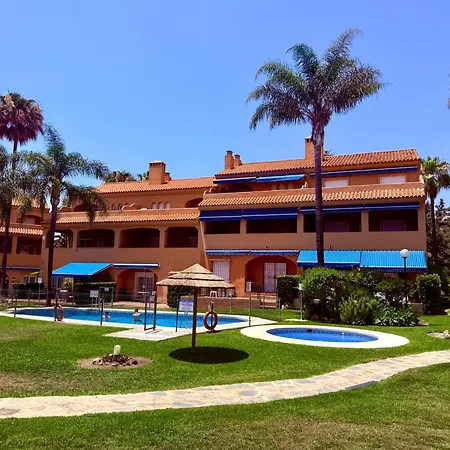 Coastal Apartment-Sleeps 5 Pool Garden Acon Freep شقة
