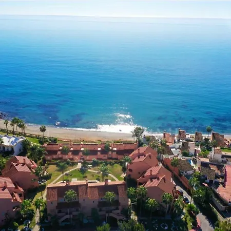 Coastal Apartment-Sleeps 5 Pool Garden Acon Freep شقة *
