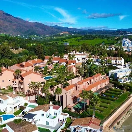 Coastal Apartment-Sleeps 5 Pool Garden Acon Freep شقة