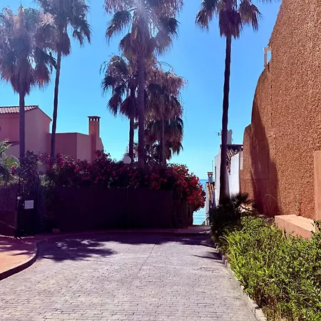 Coastal Apartment-Sleeps 5 Pool Garden Acon Freep * إِستيبونا