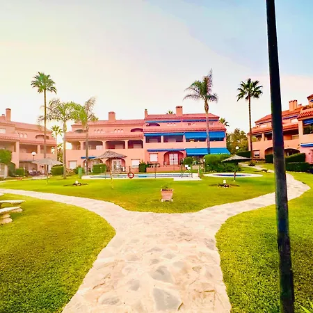 Coastal Apartment-Sleeps 5 Pool Garden Acon Freep شقة إِستيبونا